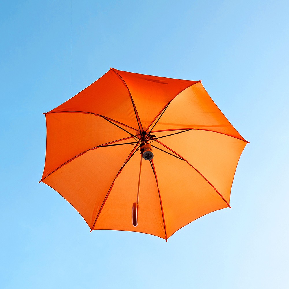 オレンジの傘の写真