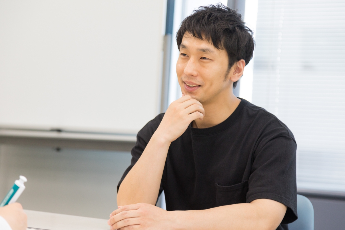 取材に答える澤井社長の写真