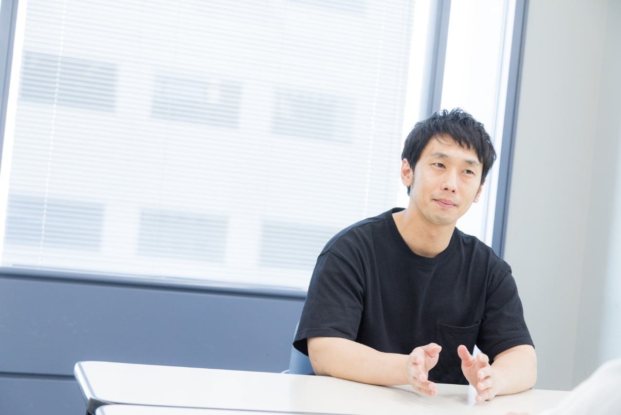 取材に答える澤井社長の写真