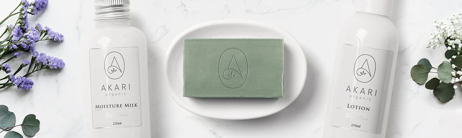 石鹸と化粧水、乳液の画像