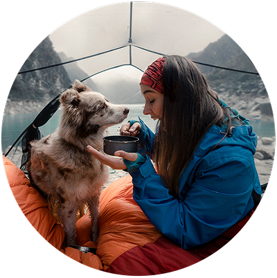 施設内は十分に広いためお散歩もでき、ドッグランにて他のわんちゃんとも遊ばせられます。グランピングをご利用の方や室内レンタル品希望の方は犬用のおむつをご持参ください。）