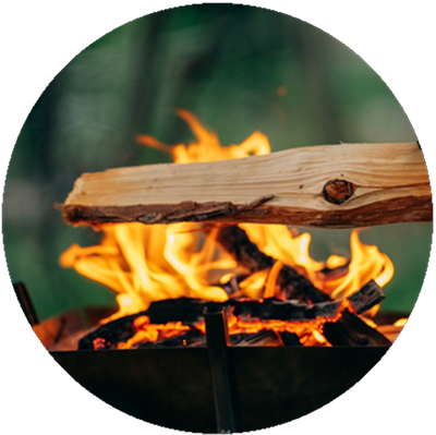 焚き火OK、オートキャンプサイトはもちろん、ご自身のサイトの区画内であれば、焚き火やBBQが可能です。（※直火禁止。灰捨て場施設内に有り。）