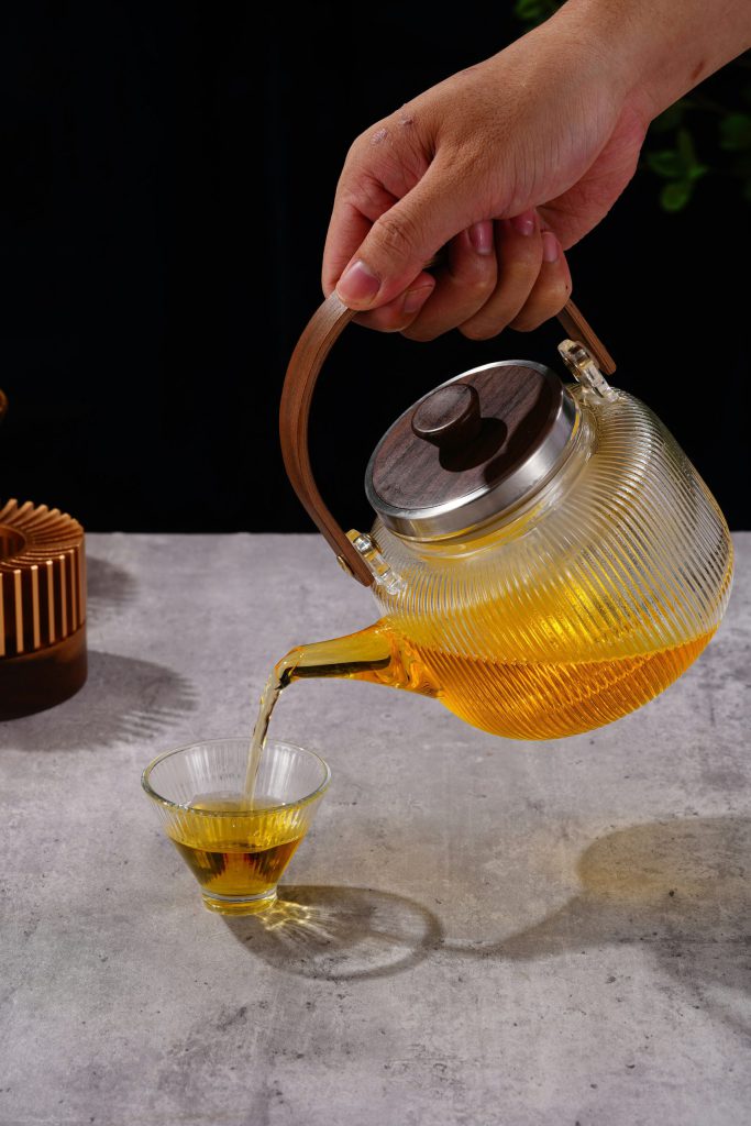 紅茶を淹れる画像