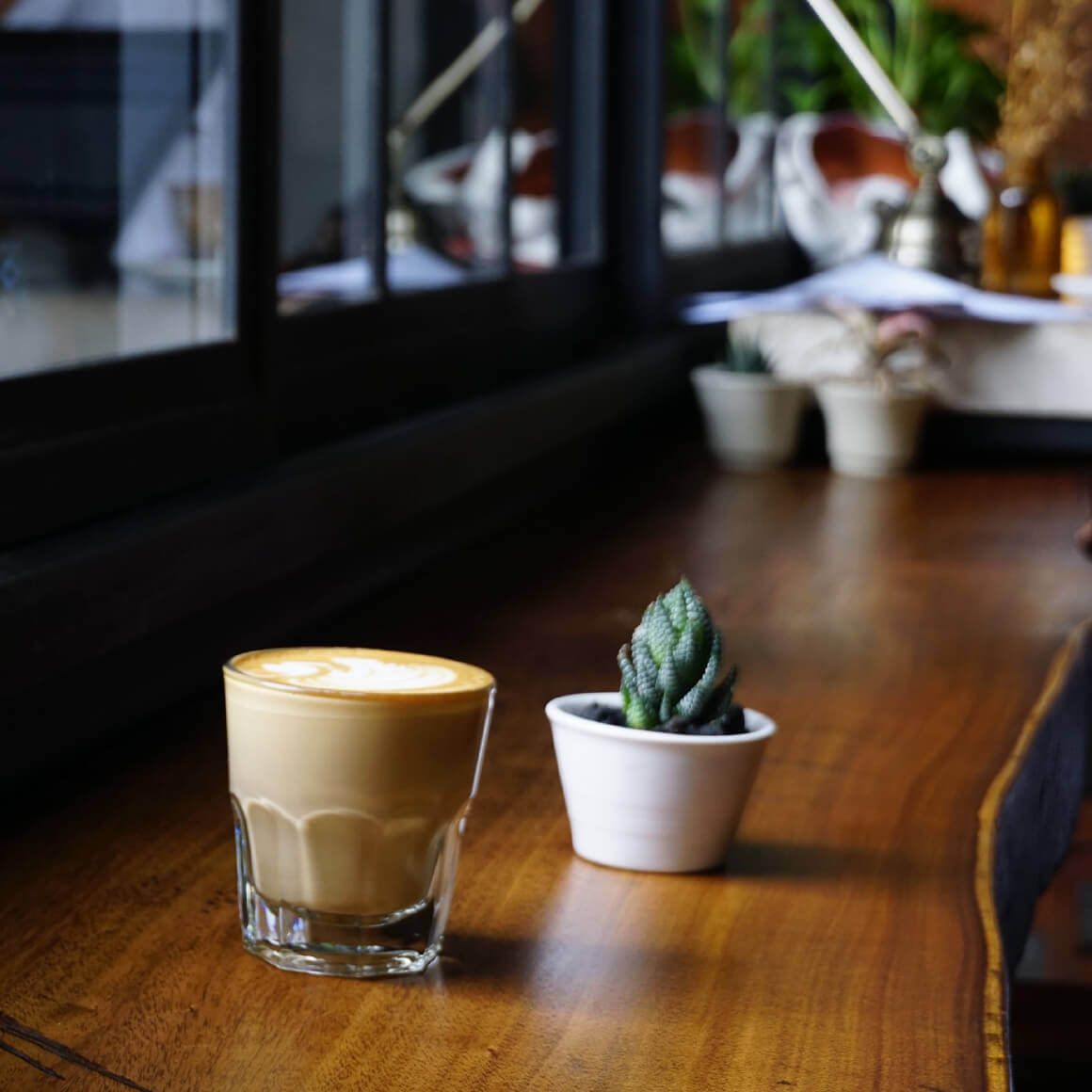 カフェラテのあるカウンターの写真