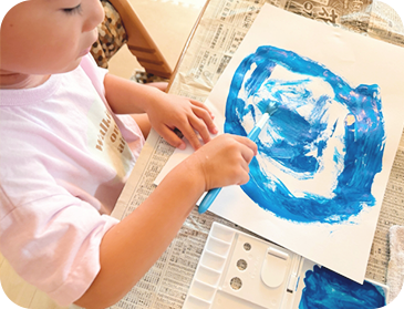 自由に絵を描く様子