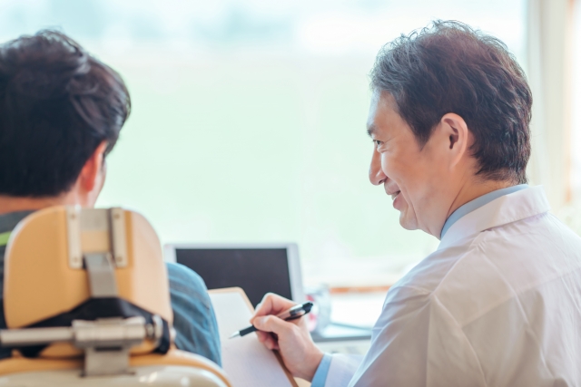 治療の説明をする院長