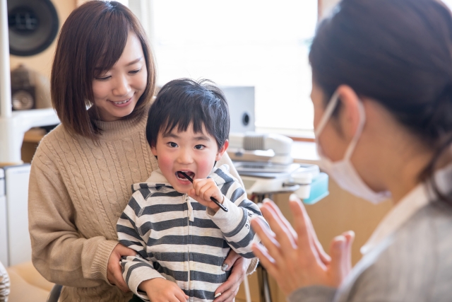 歯磨き指導を受ける子ども