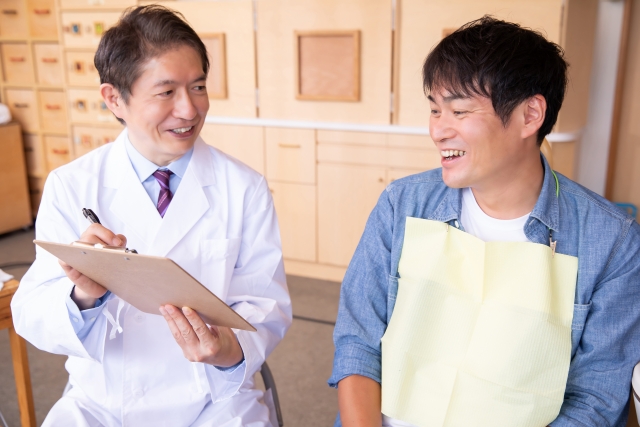 カウンセリングする院長