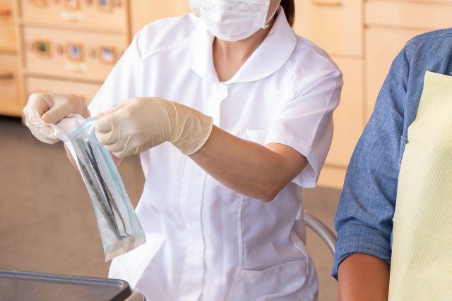 器具を用意する歯科衛生士