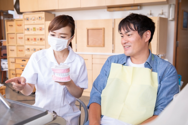 説明する歯科衛生士