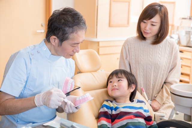 子どもに診療する院長