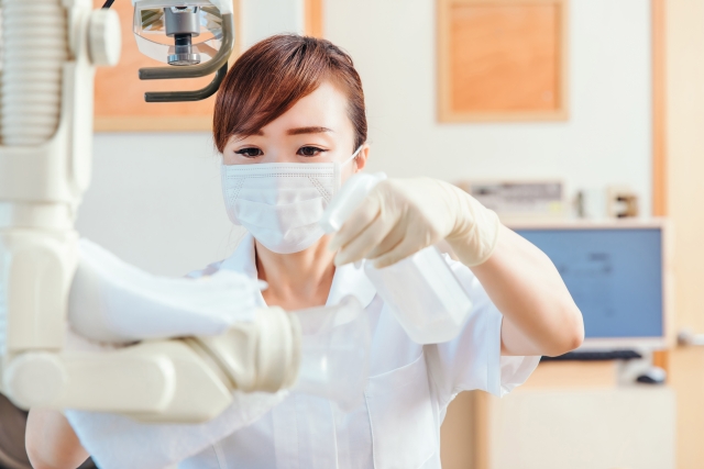 消毒を行う歯科衛生士