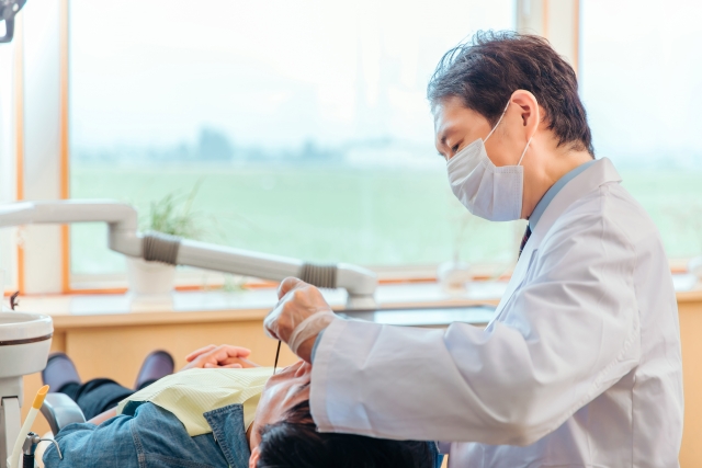 治療をする院長