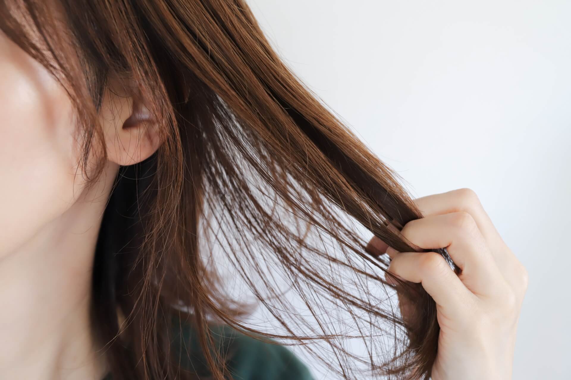 施術後の仕上がりを確認する女性