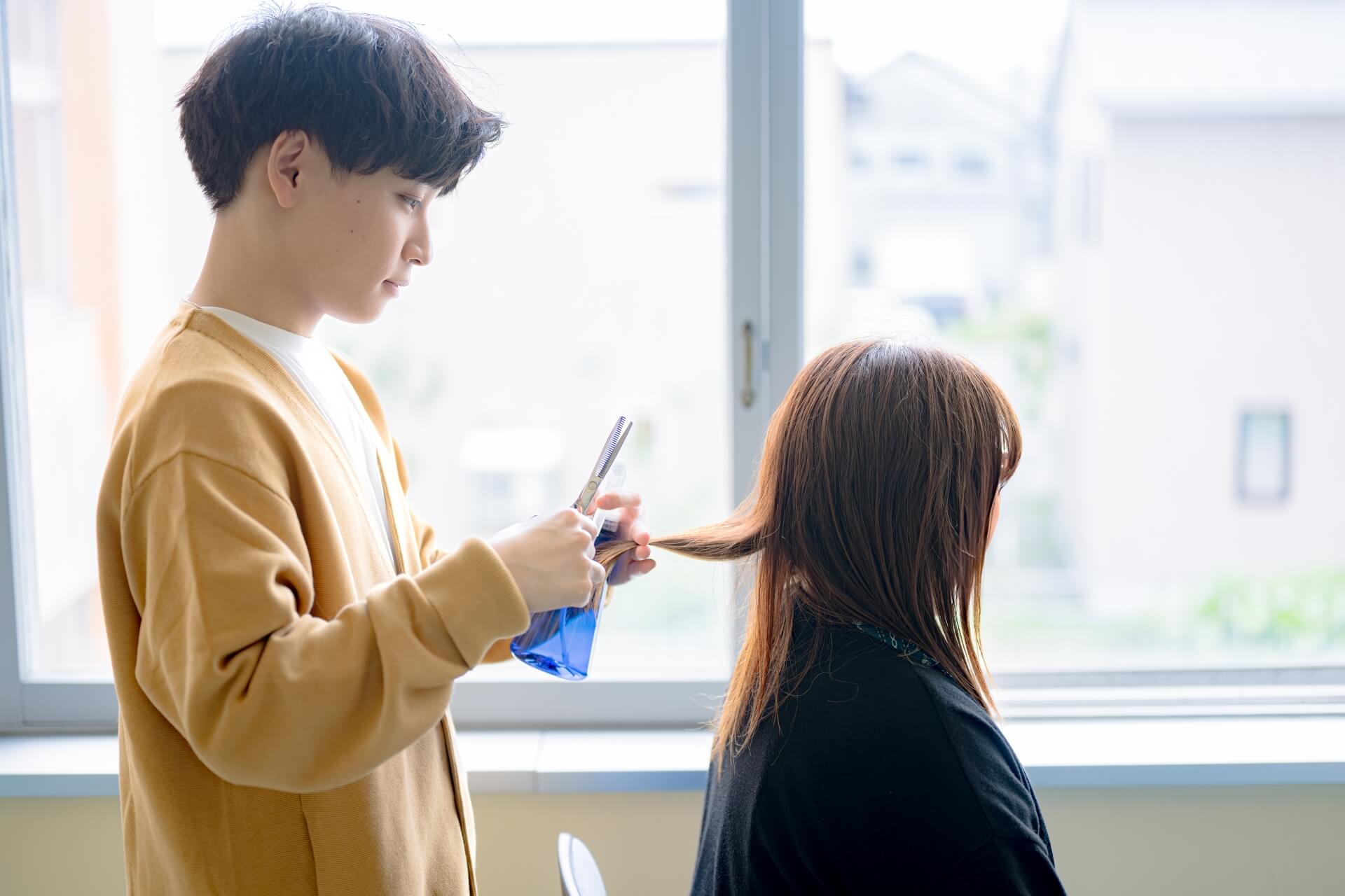 カットしている様子