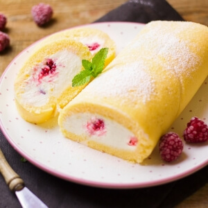 季節限定ラズベリーロールケーキ