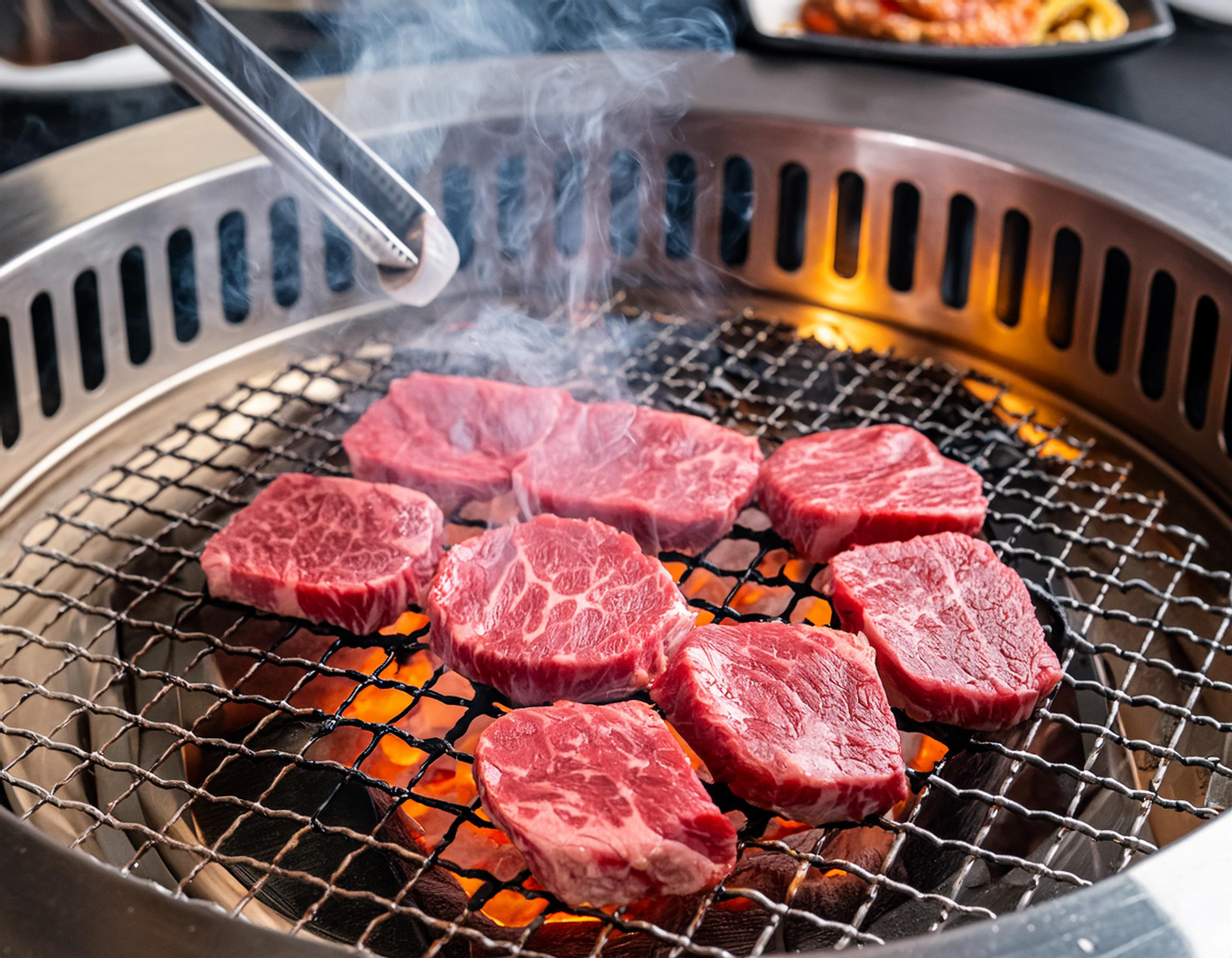焼肉屋で、ロースターで焼かれている和牛