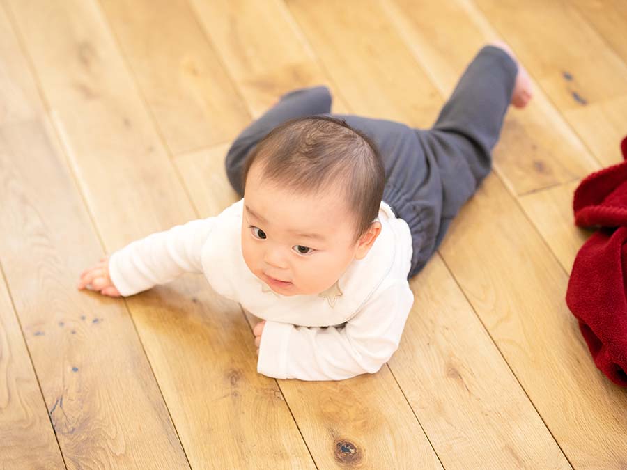 ハイハイする赤ちゃん