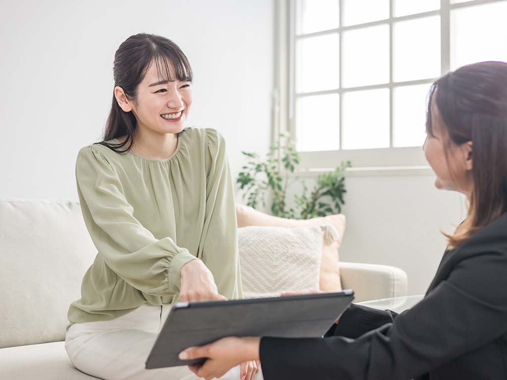 笑顔の女性とスタッフ