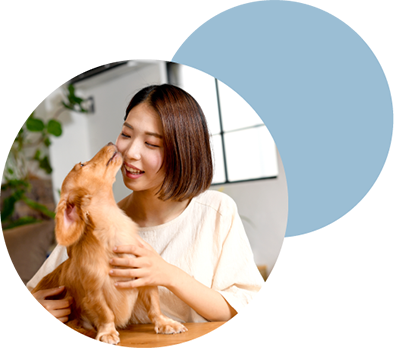飼い犬と笑顔の女性